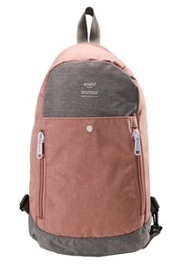 Zaino in tessuto rosa e grigio con forma arrotondata, due tasche laterali con zip e un'etichetta con logo. Superficie testurizzata con spallacci regolabili.