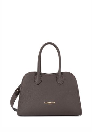 Sac à main en cuir texturé marron foncé avec deux poignées, une bandoulière amovible et le logo "Lancaster Paris" en lettres dorées sur le devant.