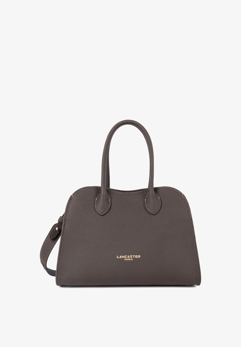 Sac à main en cuir texturé marron foncé avec deux poignées, une bandoulière amovible et le logo "Lancaster Paris" en lettres dorées sur le devant.