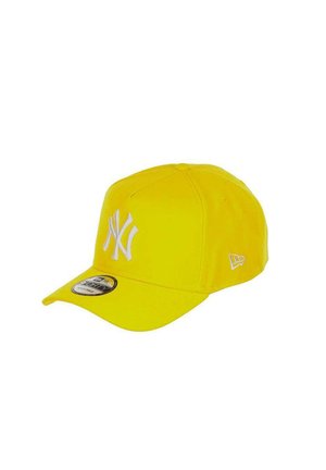 Gelbe Baseballmütze aus Stoff mit einem weißen gestickten Logo auf der Vorderseite, gebogenem Schirm und einem Snapback-Verschluss hinten.