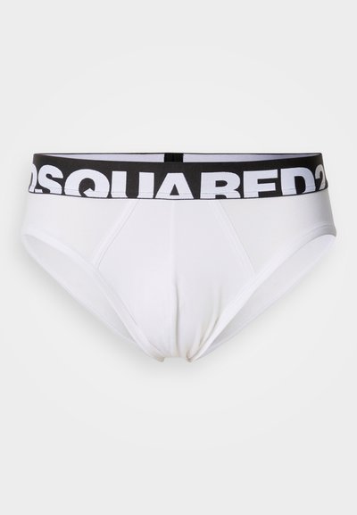 Calzoncillo blanco de algodón con una cintura elástica negra que presenta un logotipo en blanco y en negrita. Diseño clásico con textura suave y ajuste ceñido.