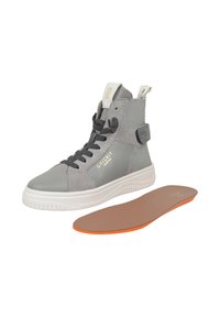 Grijze hoge sneaker met een mix van gladde en suède texturen, witte rubberen zool, veters en een uitneembare oranje binnenzool.