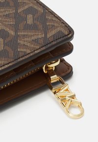 MICHAEL Michael Kors EMPIRE SNAP WALLET - Monedero - brown