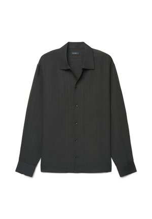 Chemise noire à manches longues avec boutons, col pointu et poignets boutonnés, présentée à plat sur fond blanc.