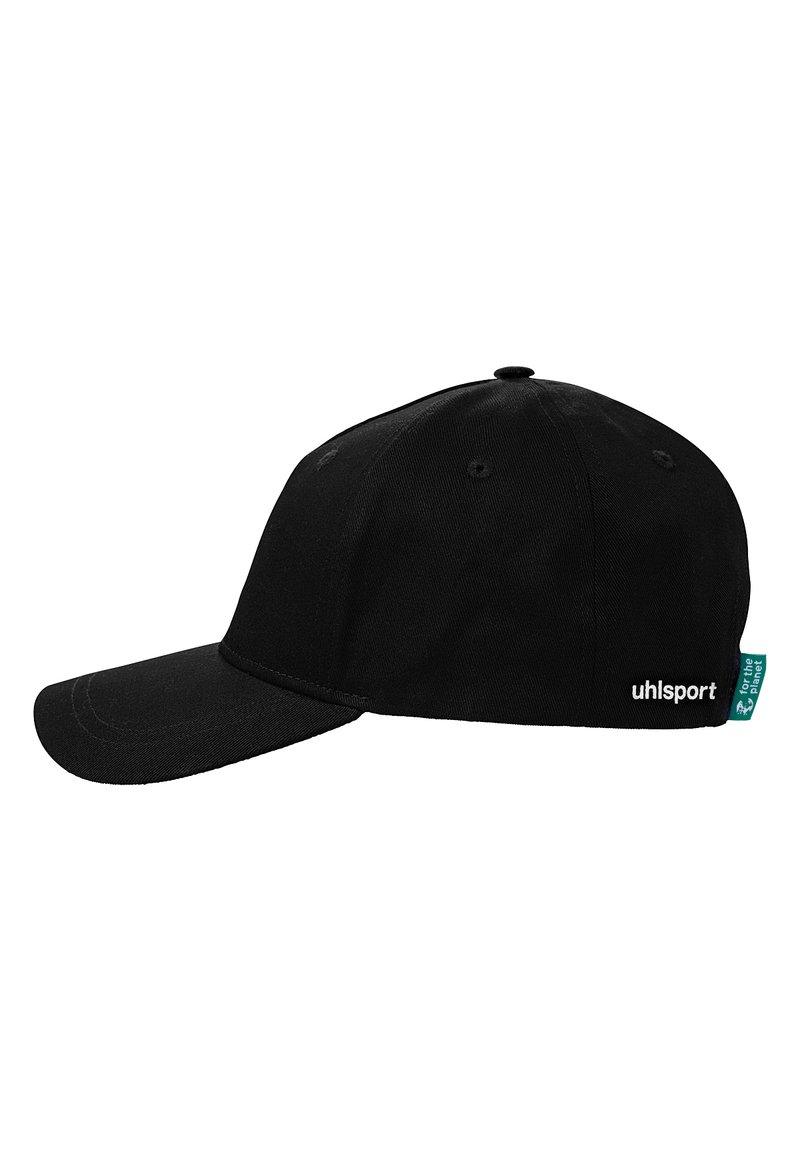 Zwarte baseballcap met een gebogen vizier. Gemaakt van stof, beschikt over een klein groen label en een wit 'uhlsport' logo aan de zijkant.