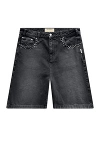 Short en jean noir avec des clous argentés le long des poches avant, des passants de ceinture et un petit détail usé sur la poche supérieure droite.