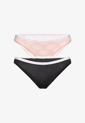 Dwa damskie majtki bikini, jedne jasnoróżowe z białym napisem, drugie czarne jednolite, oba z paskiem na talii z marką Calvin Klein.