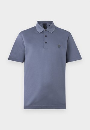 Herre kortærmet blå polo med tre knapper, klassisk krave og mærket rund logo patch på venstre bryst.