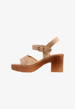 Beige leren sandaal met open teen en geperforeerd bloemmotief, verstelbare enkelband en stevige houten hak.