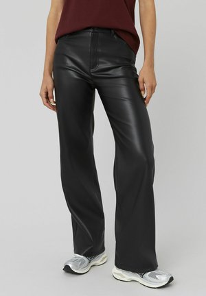 Pantalons en cuir noir synthétique avec une coupe droite, dotés d'une fermeture éclair à l'avant, de passants de ceinture et d'une texture lisse.