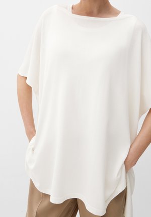 Witte oversized top met een brede halslijn en korte mouwen, gemaakt van een zachte, lichtgewicht stof. Heeft een comfortabele pasvorm en zijzakken.