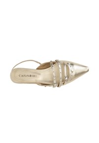 Zapato slingback con punta afilada en dorado metálico. Presenta tres correas decorativas con hebillas cuadradas y acentos de tachuelas plateadas. Textura suave.