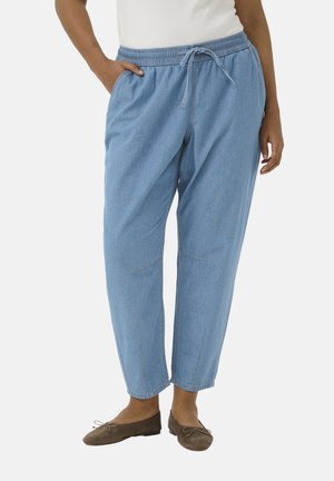 Kaffe Curve LOUISA - Jeans Tapered Fit - medium blue chambray