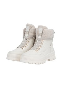 Białe skórzane buty trekkingowe z miękkim beżowym kołnierzem z sztucznego futra, srebrnymi elementami, okrągłymi sznurowadłami i masywną, teksturowaną podeszwą.