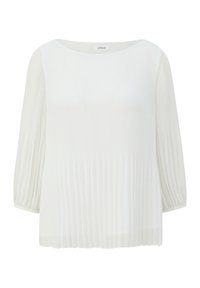 Blouse plissée blanche avec un col rond et des manches trois quarts, fabriquée en tissu doux et léger avec une texture subtile.