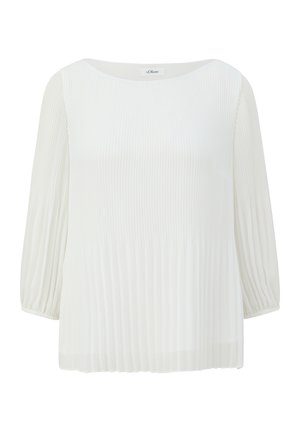 Blouse plissée blanche avec un col rond et des manches trois quarts, fabriquée en tissu doux et léger avec une texture subtile.