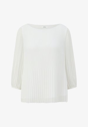 Bijela plisirana bluzica s okruglim izrezom i rukavima do tri četvrtine, izrađena od mekog, laganog materijala s suptilnom teksturom.