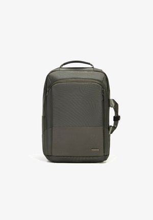 Kompaktowy, ciemnoszary prostokątny plecak z uchwytami na górze i z boku, przednią kieszenią na zamek błyskawiczny oraz gładkimi panelami z tkaniny.