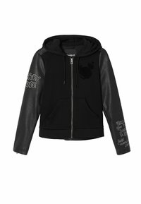 Czarna bluza z kapturem na zamek, kontrastowe skórzane rękawy, przednie kieszenie oraz nadrukowane napisy na rękawach. Miękka tkanina z fakturowanymi akcentami.