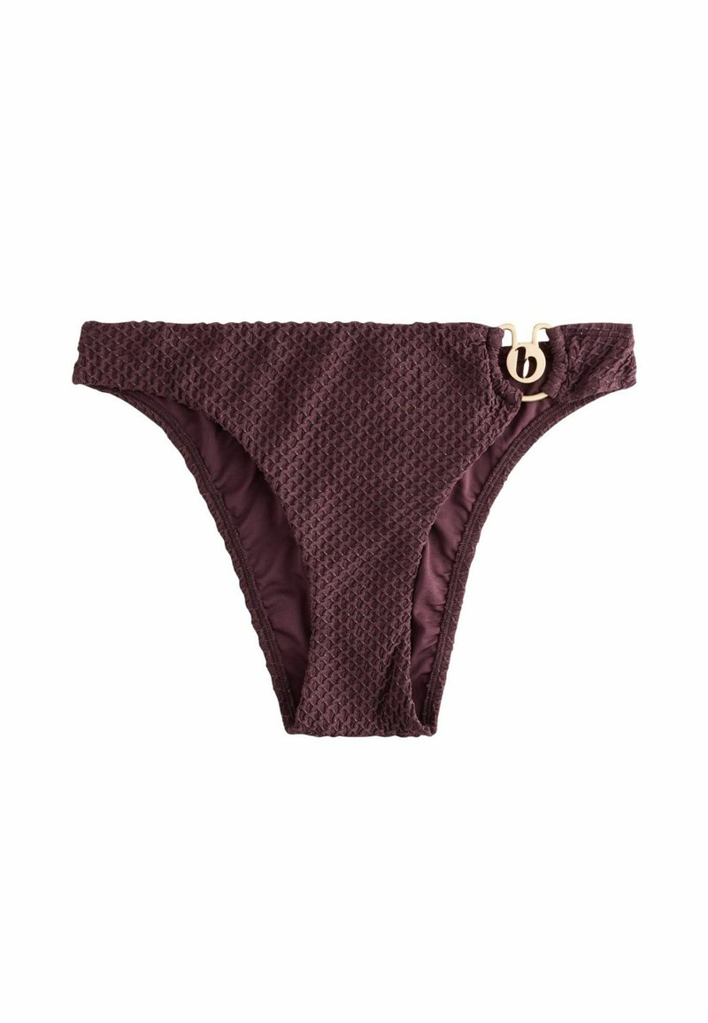 Parte inferior de bikini en burdeos oscuro con un patrón texturizado. Cuenta con cierre lateral con logotipo y forro interior suave. Diseñado para un ajuste mínimo.