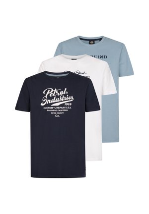 Drie T-shirts: donkerblauw met witte print, wit met blauwe print en lichtblauw. Korte mouwen, ronde hals, katoenen materiaal.