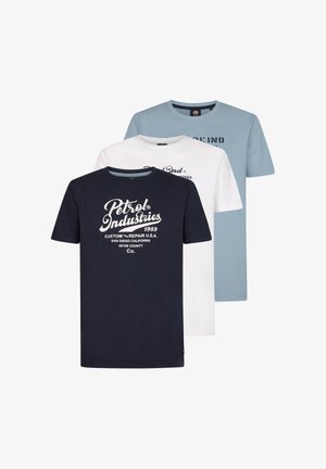 Tres camisetas: azul marino con estampado blanco, blanca con estampado azul y azul claro. Mangas cortas, cuello redondo, material de algodón.