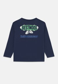 Sötétkék hosszúujjú póló, amelyen a "BESTMOOD" grafika, gördeszka illusztráció és szöveg található. Pamut anyagból készült, kellemes tapintású.