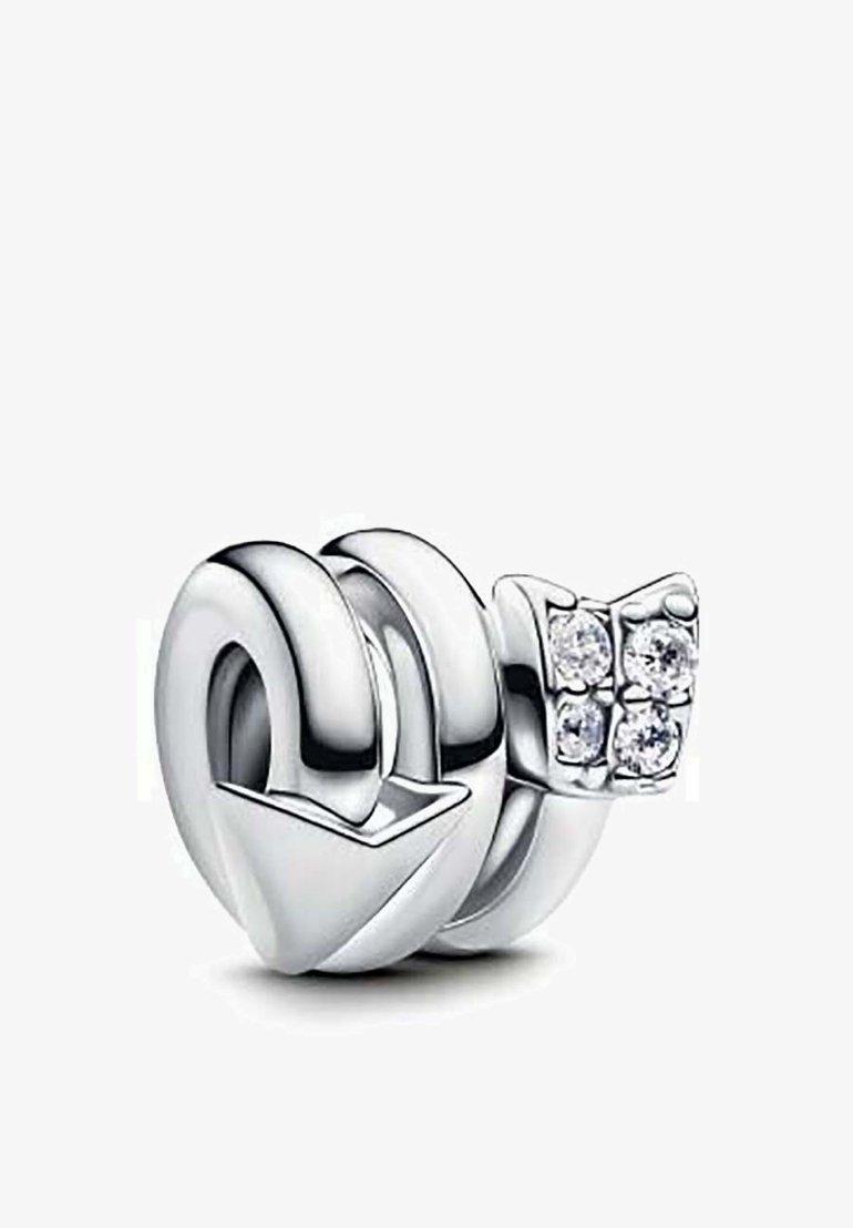 Charm in argento caratterizzato da un design intrecciato con forma di freccia e quattro pietre chiare incastonate. Finitura liscia e lucida con un'estetica moderna.