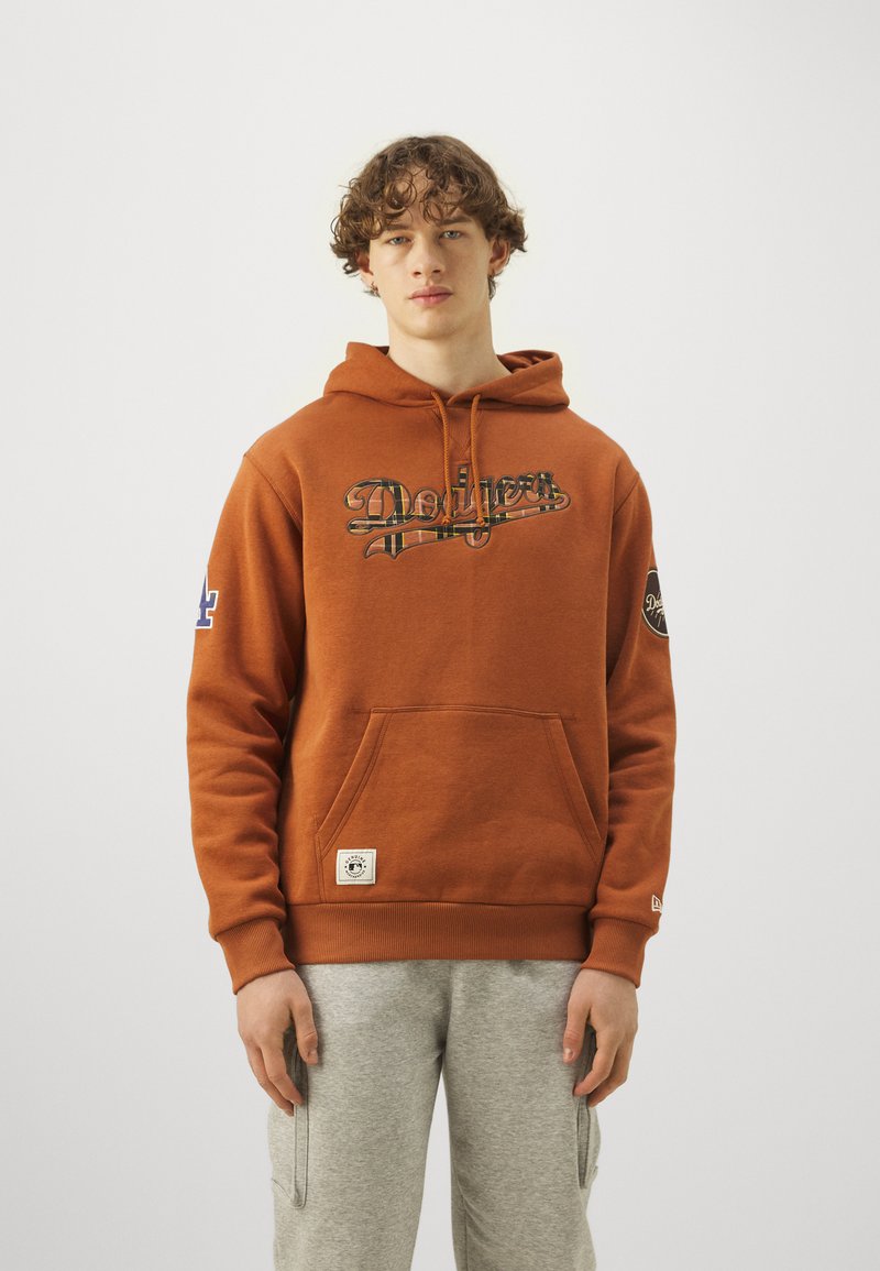 Oranžinis džemperis su gobtuvu, turintis priekinę kišenę, su "Dodgers" logotipu spalvingu raštu ir logotipo pleistru dešinėje rankovėje.