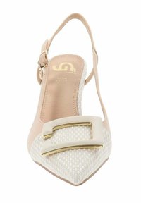 Beżowe skórzane buty slingback z wysmuklonym noskiem i tkanym przodem. Posiadają złotą klamrę ozdobną oraz płaski obcas dla wygody noszenia.