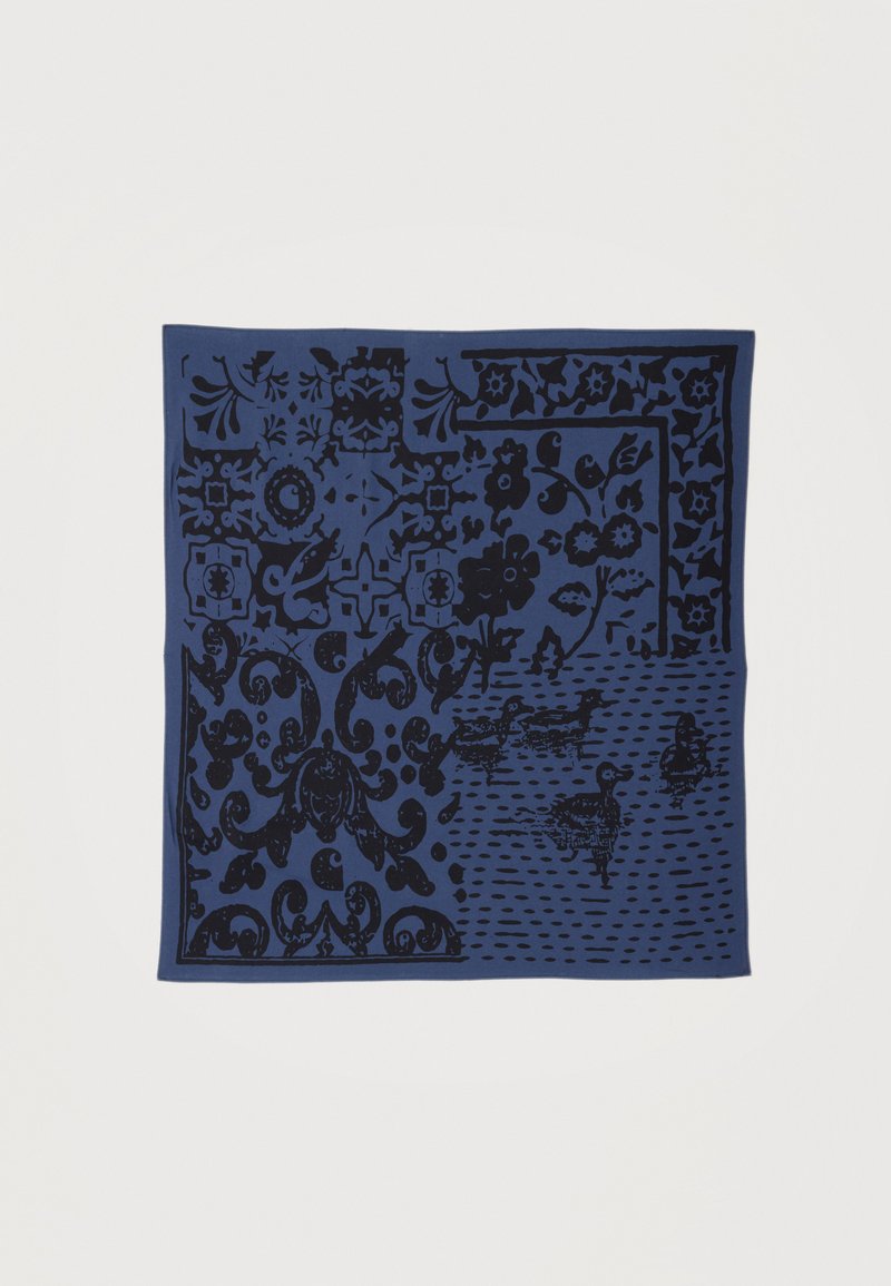 Foulard carré bleu avec des motifs floraux noirs complexes, des dessins ornementaux et des canards sur une zone texturée à pois.