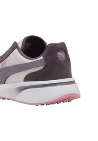 Sneaker viola e grigia con una tomaia testurizzata e dettagli in suede, una suola intermedia bianca e una suola in gomma rosa. Logo Puma sul tallone.