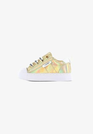 Iridescente instap sneaker met witte rubberen neus en zool, voorzien van metallic accenten en zwart-witte gevlochten veters.