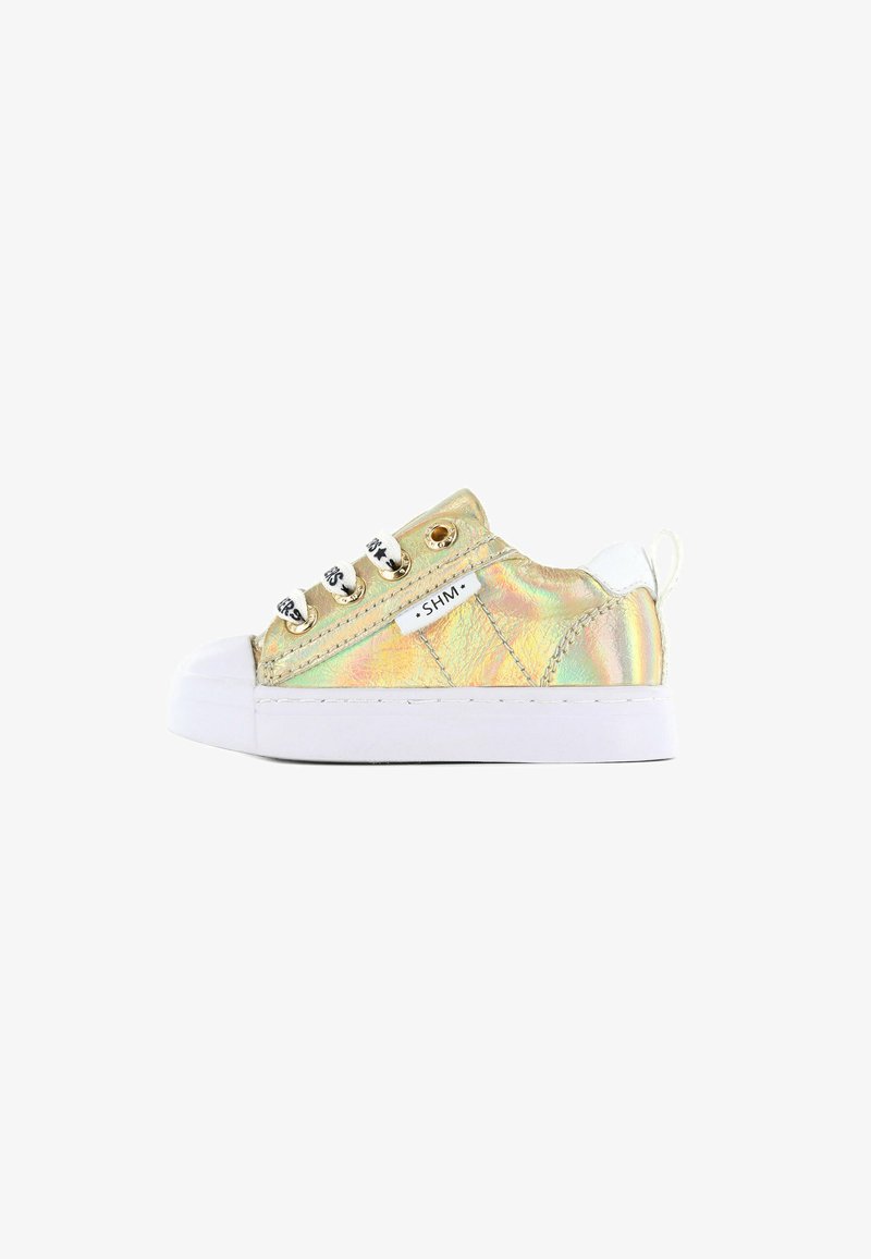Iridescente instap sneaker met witte rubberen neus en zool, voorzien van metallic accenten en zwart-witte gevlochten veters.