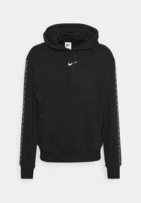 Sudadera negra de Nike con bolsillo frontal tipo canguro, capucha con cordón, logo blanco en el pecho y rayas de marca a lo largo de las mangas.
