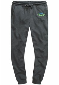 Grijze sweatpants met een trekkoord in de taille, taps toelopende broekspijpen, zijzakken en "EAST BYRON BAY" geborduurd in groen en blauw.