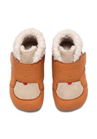 Zapatos de bebé con exterior de cuero marrón claro, parte delantera de ante beige, forro blanco esponjoso y diseño de cara de gato en relieve en las correas.