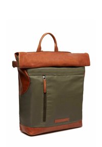Zaino roll-top in tessuto verde oliva con dettagli in pelle marrone. Caratterizzato da una tasca frontale con zip e una robusta maniglia per il trasporto.