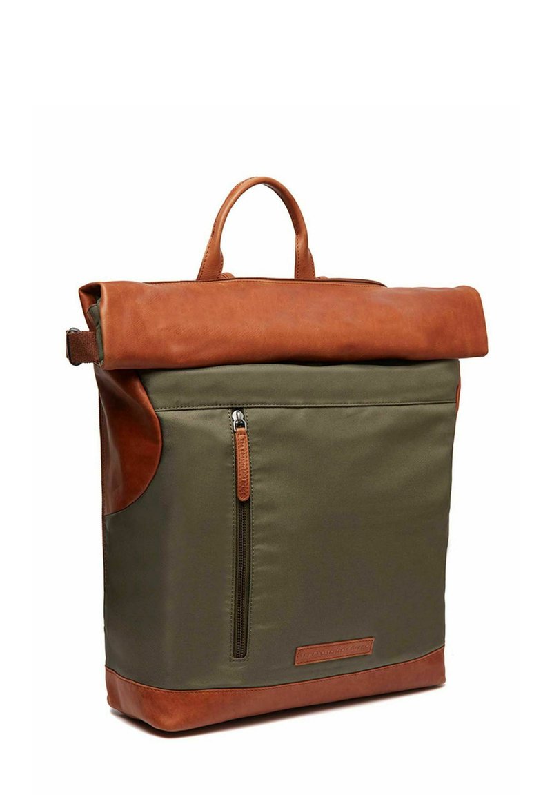 Zaino roll-top in tessuto verde oliva con dettagli in pelle marrone. Caratterizzato da una tasca frontale con zip e una robusta maniglia per il trasporto.