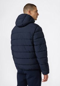 Granatowa kurtka puchowa z kapturem, z poziomym wzorem pikowania, gładką teksturą i elastycznymi mankietami, noszona przez osobę widzianą z tyłu.