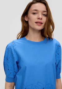 s.Oliver SEMITRANSPARENTER OPTIK - T-shirt print - royalblau