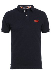 Námořnická modrá polo košile z bavlny s klasickým límečkem, dvěma knoflíky a malým červeným logem na hrudi. Krátké rukávy a jednoduchý design.