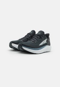 Scarpe da corsa nere e grigie con tomaia strutturata, chiusura con lacci e suola intermedia bianca. Presentano un design leggero e suola in gomma resistente.