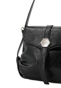Borsa a tracolla in pelle nera con finitura testurizzata, una lunga tracolla e un accento in metallo argento esagonale con la parola "CULT."