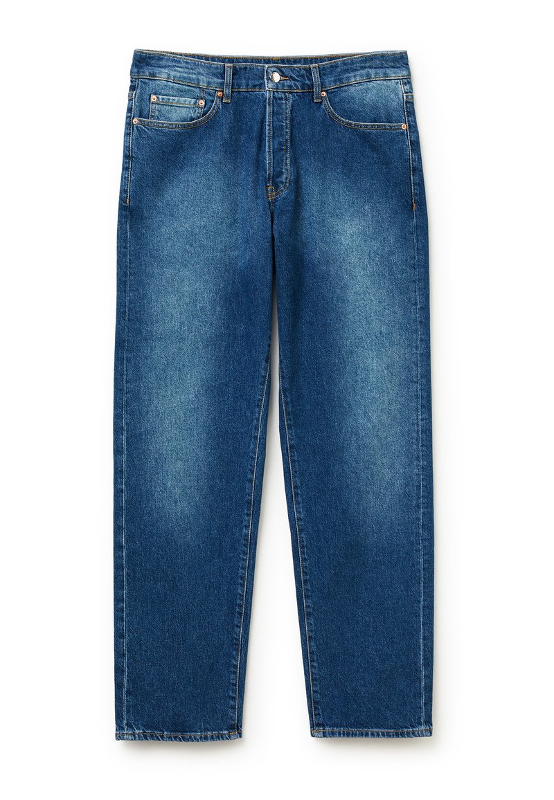 Jeans de mezclilla azul con un diseño de pierna recta, estilo de cinco bolsillos y costuras en contraste. Cuenta con un cierre de botón y un ligero desvanecimiento.