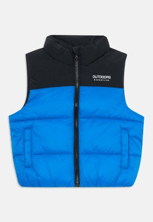 Ärmesslös puffer väst med svart topp och blå kropp, framlås, sidofickor och "OUTDOORS Expedition"-logotyp på bröstet.