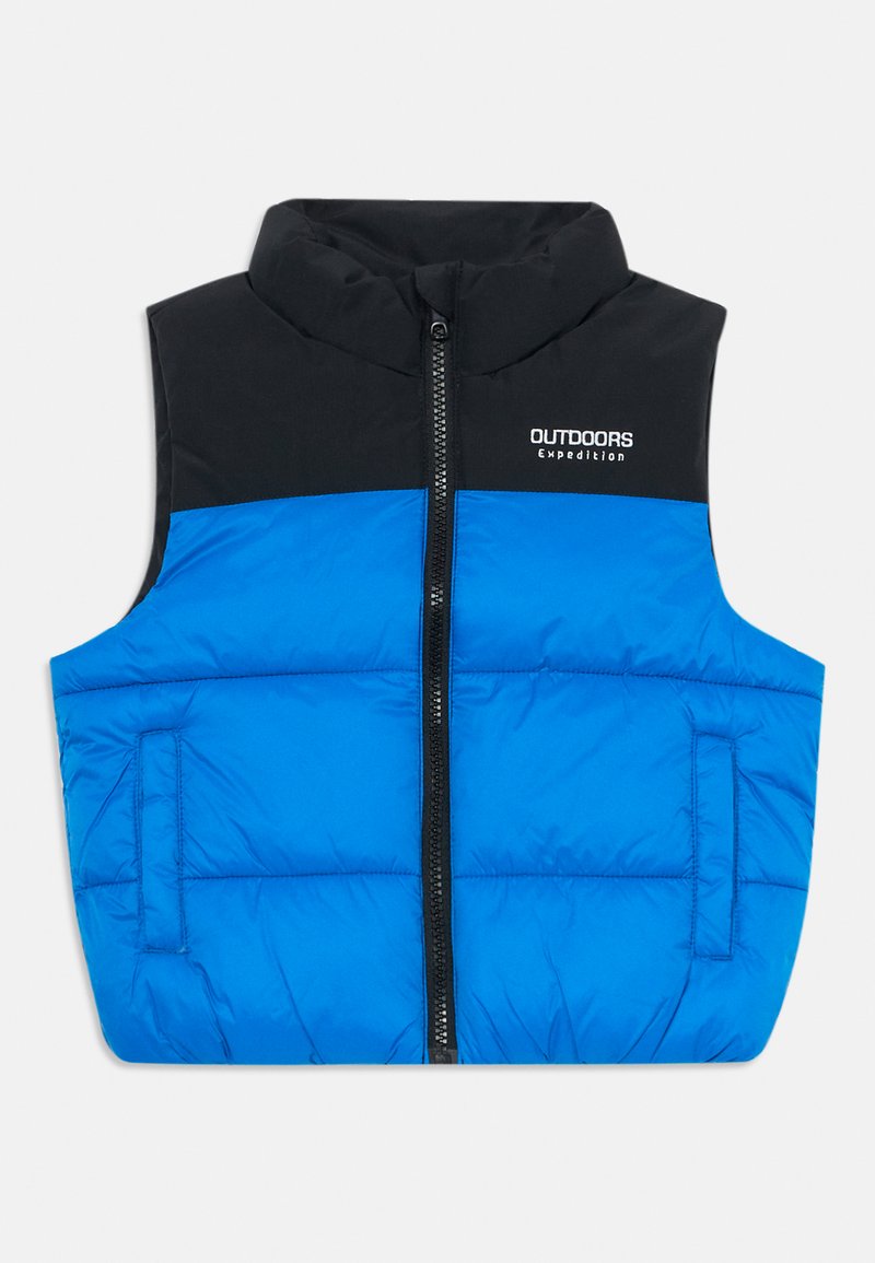 Αμάνικο γιλέκο πούφ με μαύρο επάνω μέρος και μπλε σώμα, μπροστινός φερμουάρ, πλαϊνές τσέπες και λογότυπο "OUTDOORS Expedition" στο στήθος.