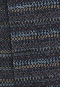 Tekstil s tamnom pozadinom s isprepletenim uzorcima u plavoj, maslinastoj i burgundijskoj boji. Tekstura izgleda glatko i strukturirano.