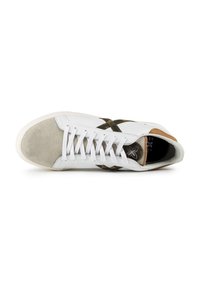 Sneaker bianca con punta in suede, accenti a fantasia verde scuro e tallone in contrasto marrone. Design con lacci e materiali testurizzati.