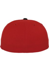 Rød baseballkasket med en struktureret form og glat tekstur. Har en sort knap på toppen og syninger langs sømmene. Ingen frontdesign synligt.